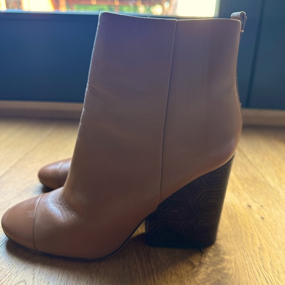 Tory Burch Grove Size 9 Royal Tan Leather Ankle Boot Bootie - Picture 2 of 7